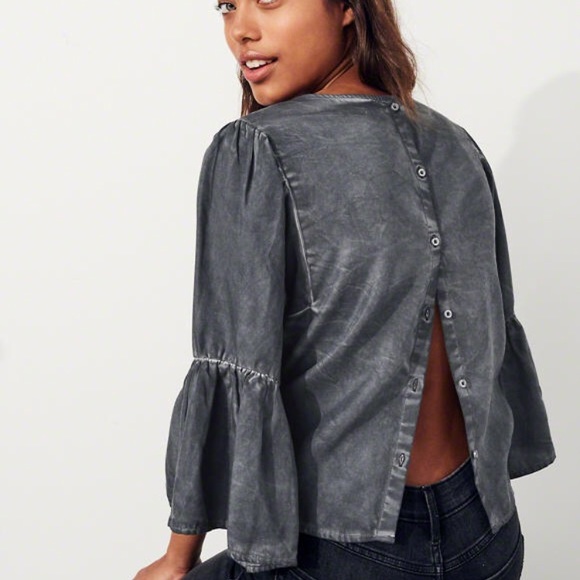 🆕 Hollister flowy blouse w/ bell bottom sleeves - Picture 2 of 8
